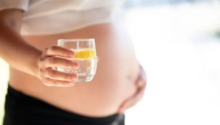 Mineralwasser-fuer-Schwangere-1-Canva-700x400px.jpg